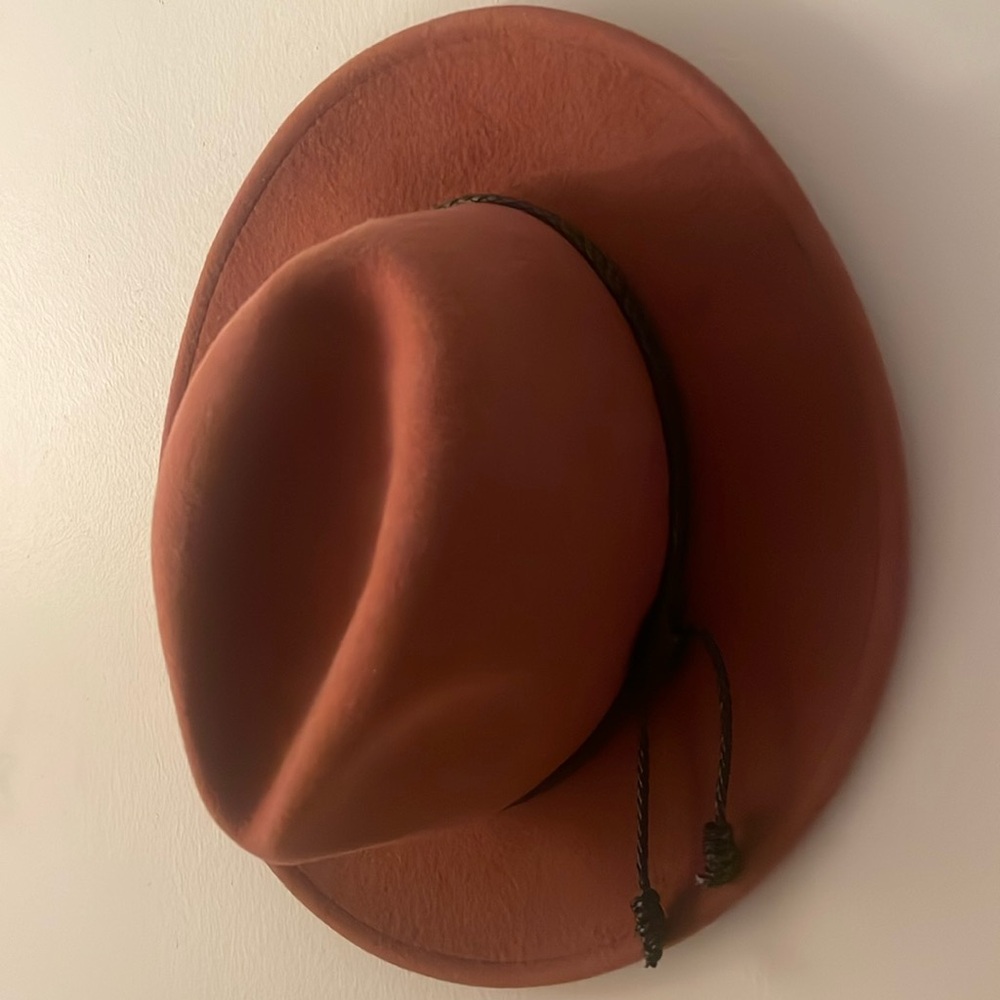 100% wool hat. Size around 7 1/8
Chestnut brown. Great condition. - Picture 1 of 4